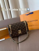 Lv Trunkie手袋，搭配金属质感包角和标志S-Iock锁扣，复古行李箱，内部空间和拉链口袋方便容纳日常所需，滑链肩带拓展背携选择 尺寸26*17