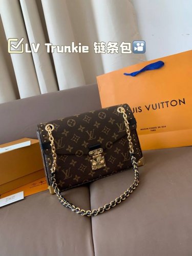 Lv Trunkie手袋，搭配金属质感包角和标志S-Iock锁扣，复古行李箱，内部空间和拉链口袋方便容纳日常所需，滑链肩带拓展背携选择 尺寸26*17