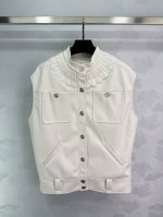 Chane*2025新品上架 复古皮革马甲 定制Yb进口皮革材质 肌理细腻 品相上乘 花边马甲剪裁 廓形宽松裁剪轻松勾勒落肩松弛感线条 精致印刻按扣调节穿脱方便