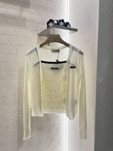 Miumi*2025新品上架 吊带针织开衫两件套 定制Yb亚麻棉纱线织造 质感高级舒适 吊带背心搭配长袖开衫两件套设计 甜美气质多风格 3色可选 胸前装点标志性