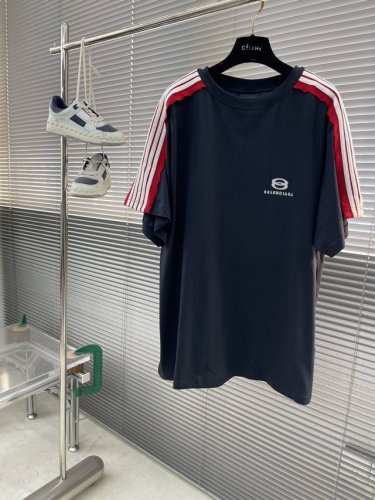 balenciag 25Ss新款Hi There + Dripley做旧白色平纹针织中号版型T恤！正面和背面饰以Hi There + Dripley艺术作品，