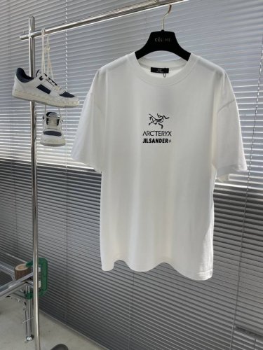arcteryx始祖鸟 2025夏季Aw新品，时尚休闲圆领短袖T恤，专柜同步有售，原单狠货，进口原版面料，工艺极度复杂，视觉相当雅致时髦，高贵而优雅，从主体面料