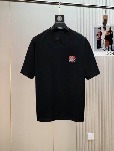 巴宝莉刺绣2530春夏新品时尚圆领短袖高级定制百搭款式！更有实用感 任何人都可以轻松驾驭 采用95%棉+5%天丝面料制作，手感非常奈斯，不起球，不变形，奢华经典