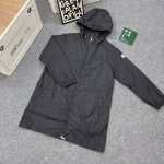 款号A41 Moncler 蒙口风衣大货实拍#新款女士长款带帽风衣外套 一件值得你的长款风衣！ 对于喜欢休闲、既定穿衣风格的人来说，经典款永远是最佳的选择，没有