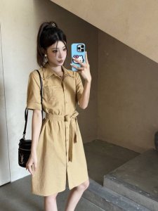 强烈推荐 Ysl*2025春夏新款 翻领短袖连衣裙 低调奢华立体剪裁 精简线条感设计 高贵典雅又尽显温柔知性的气质 进口特殊材质 收到手会很惊艳 定制面料质感超