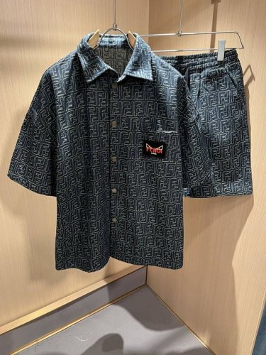 fen*I 芬*迪 2025春夏新款男女同款牛仔套装，意大利原厂订单，Fd家族人气单品，代表性十足，规格感十足的精品，所有Fd粉丝都值得抢购的精品！纯正意代渠道