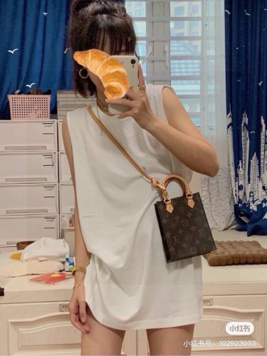 lv Mini 琴谱包 颜值爆表 百搭便携 永不过时 史诗难买的一款包包之一，超级无敌可爱！ 1、百搭，这是最大的优点！ 2、虽然是个小Mini包，但是手机钥匙