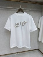 p220 Lv 2025Ss新品短袖T恤，时尚有型，简约百搭款。版型挺括，经典品牌Logo，新工艺搭配，穿着舒适，纱织细腻，上身帅气十足，三标齐全，所有精细做工