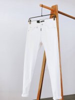 versace 范思哲 2025Ss春夏新品 高级时装感，休闲洗水牛仔裤。 面料很特殊，超细精仿棉纱混纺，超柔舒适感。 具备牛仔随性感 ,休闲感 , 亦有轻松感