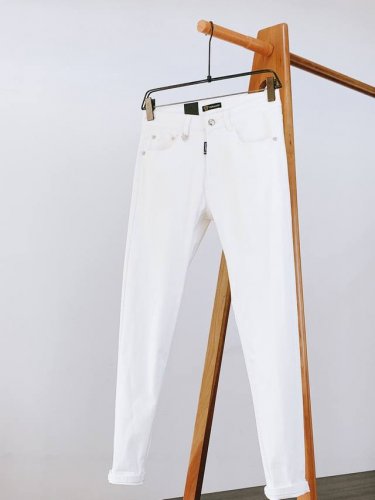 versace 范思哲 2025Ss春夏新品 高级时装感，休闲洗水牛仔裤。 面料很特殊，超细精仿棉纱混纺，超柔舒适感。 具备牛仔随性感 ,休闲感 , 亦有轻松感