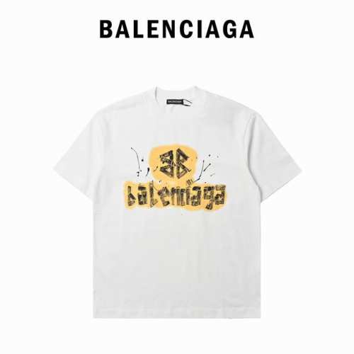 Balenciaga 巴黎世家 黄色字母彩印短袖T恤 黑色款酷帅，白色款清爽，鲜明的色彩碰撞设计，街头感拉满。标志性的图案，随便搭配牛仔裤或者运动裤，出街就是焦