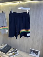 Tb汤姆布朗 Thom Browne2025Ss新款针织短裤，定制面料采用威化布织法，提花针织工艺，版型紧致立体，4杠拼接，定制裤绳五金质感强，顺滑，上身舒适透