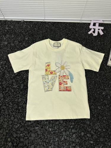 古驰Gucci男女同款户外运动吸汗透气宽松潮酷时尚纯棉短袖设计感花束的爱图案落肩袖T恤 还在为搭配烦恼？Gucci花束的爱图案短袖T恤堪称衣橱里的“万能钥匙”！