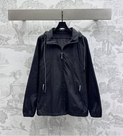 louis Vuitto*2025新品上架 连帽防晒夹克外套 定制Yb进口轻薄防晒材质 透气舒适防晒 通体素色配合下摆袖口弹力松紧调节设计 增添造型层次感 轻松