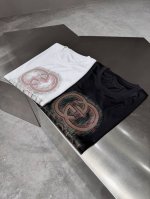 品牌：Guc*I古*奇 价格p： 颜色：白色 黑色 尺码：M-3Xl 介绍；2025春夏新款男士短袖T恤，都市休闲风格，极具设计感的一款单品，顶级外商客供定制棉