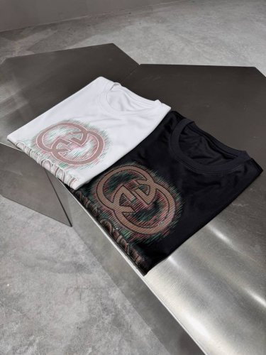 品牌：Guc*I古*奇 价格p： 颜色：白色 黑色 尺码：M-3Xl 介绍；2025春夏新款男士短袖T恤，都市休闲风格，极具设计感的一款单品，顶级外商客供定制棉