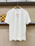prada 普拉达 2025款新品短袖！原版定制面料，手感柔软。顶级进口私货，时尚设计潮流短袖，不失奢华 品质毋庸置疑 上身效果超赞，奢华官网同款！尺码：S-X