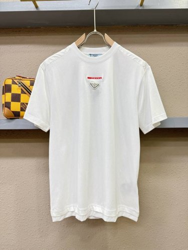 prada 普拉达 2025款新品短袖！原版定制面料，手感柔软。顶级进口私货，时尚设计潮流短袖，不失奢华 品质毋庸置疑 上身效果超赞，奢华官网同款！尺码：S-X