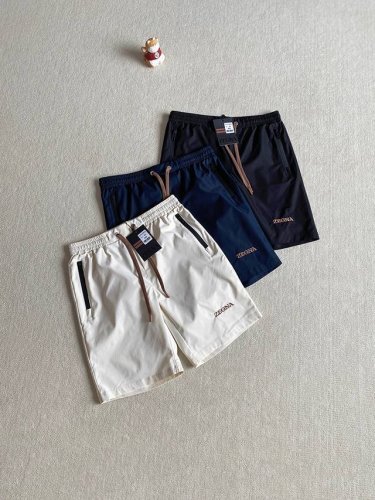 zegna 杰尼亚 男装春夏新品男士商务休闲运动短裤。 直筒利落的设计，简洁直接，却十分有个性，五分裤长，舒适不费力；刚刚及膝的长度，带来运动时的无拘无束；松紧