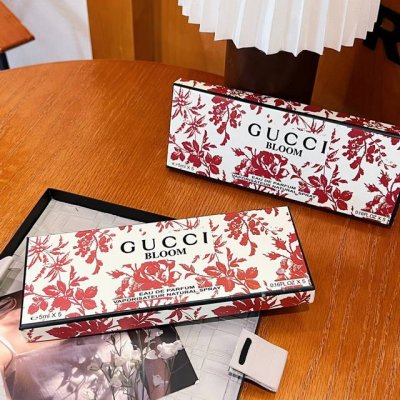 gucci古驰 花悦香水五件套礼盒 包装盒上饰有Bloom蜡叶印花图案，树叶、樱花枝与花卉与交相辉映，栩栩如生 Guccibloom花悦系列香氛瓶身设计非常经典