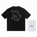 一首批.散单+10 迪奥Dior*2025最新款短袖 材质:采用高版本300G双纱精梳棉 尺寸:S M L Xl 颜色:黑色 白色 款号:W3655