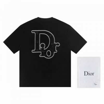 一首批.散单+10 迪奥Dior*2025最新款短袖 材质:采用高版本300G双纱精梳棉 尺寸:S M L Xl 颜色:黑色 白色 款号:W3655
