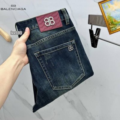 巴黎世家 2025最新爆款牛仔裤，采用欧洲进口客供面料！原版五金辅料！重工洗水牛仔工艺、面料超高做工完美出货，手感柔软细腻舒适，面料微弹，后腰皮牌五金设计。让你