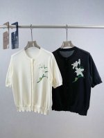 宝家 花朵刺绣开衫短袖 71%人造丝，29%聚酯纤维 以人丝坑条针织织就云絮般垂坠肌理，花朵刺绣如枝头初绽的凝露缀于衣间，圆领剪裁勾勒线条，单排扣门襟松弛筋骨感