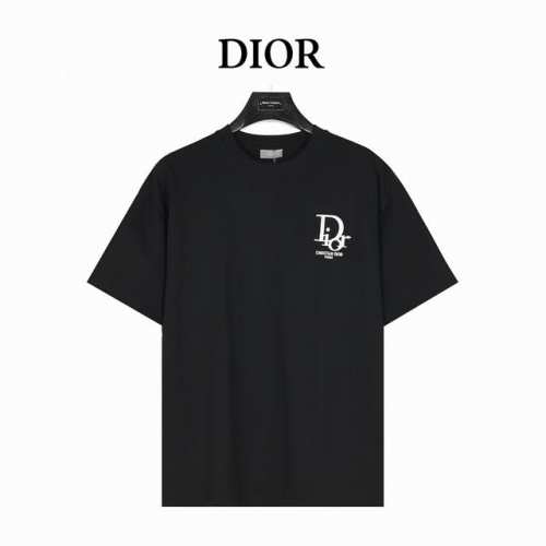 Dior 迪奥 25Ss 贴布老花字母刺绣短袖T恤 客供高克重定织260G32织双纱棉面料制作 面料手感扎实垂坠，亲肤透气， 具有良好的吸湿透气性 并且自带挺阔