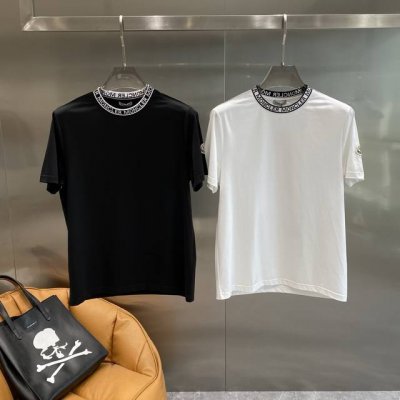 蒙家 Moncler 短袖 简约大气，领口处一圈精致的品牌字母装饰，细节感满满，袖口的小标也超有辨识度 面料质感柔软，亲肤又透气。版型修身又不会紧绷，M-3Xl