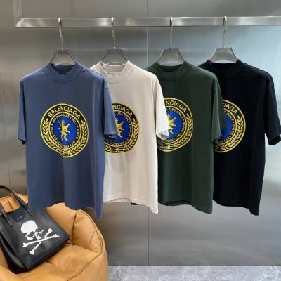 巴黎家 巴黎世家T恤 质感满满。胸前那大大的圆形标志，黄色的圆环搭配蓝色底纹，还有中间超酷的狮子图案，“Balenciaga”字样环绕四周，设计感十足，面料亲肤