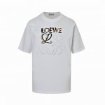 loewe 罗意威 24Ss 半手绘涂鸦刺绣Logo短袖 采用 克迈巴赫爽棉面料，前幅采用进口机数码直喷，经5次打版调色，由深至浅，渐进过程自然而又丰富，前幅采
