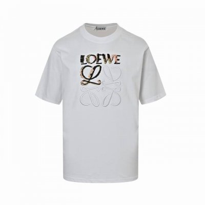 loewe 罗意威 24Ss 半手绘涂鸦刺绣Logo短袖 采用 克迈巴赫爽棉面料，前幅采用进口机数码直喷，经5次打版调色，由深至浅，渐进过程自然而又丰富，前幅采