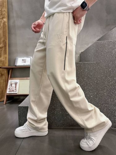 lv# 2025 铜氨丝莫代尔空气层春夏休闲裤子 美学的焕新诠释,演绎浓郁的格调型时尚风范,细节感和设计感强悍.经典品牌标识做为色彩搭配,演绎经典的品牌时尚,为