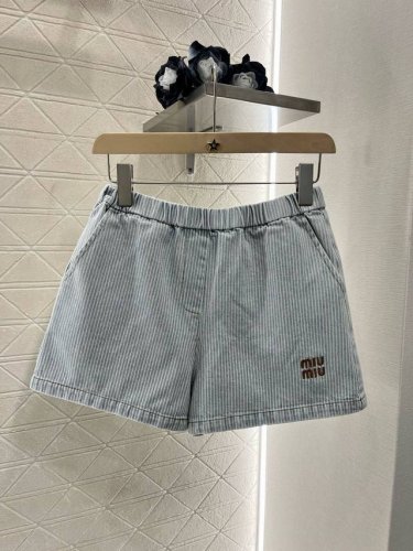 Miumi*2025新品上架 牛仔条纹衬衫短裤套装 定制Yb斜纹棉牛仔材质 多重酵素水洗工艺 完美还原Yb浅蓝色 短款衬衫短裤套装 打造上短下长好比例 简约时尚