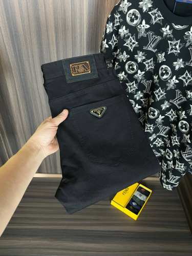 普拉达 新款来袭2680新春爆款新品 专柜有售 实体店极品牛仔裤专柜原版1:1好货，适合各个年龄段。市场最高版本的欧洲进口面料。舒适柔软亲肤，上身效果超级棒时尚
