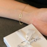 Dior 迪奥 专柜Cd入门经典款手链 仙女手链 很闪Blingbling 链条也可调节 单独佩戴和叠戴都可 适合日常搭配 简单又显气质 全套包装