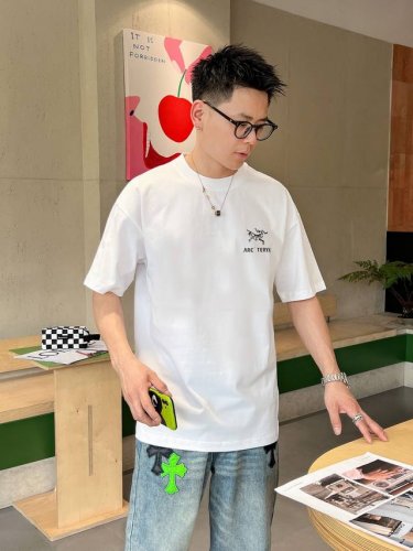始祖鸟 新款字母印花双层重工短袖T桖 字母图案不管是T桖还是卫衣都是每年的爆款单品 前幅大面积印花采用大康丽数码印花机直喷 成本极高 经过多次的调试打版图案色差