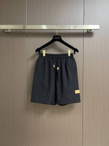 外套 短裤250 Lv早春拼接连帽夹克外套短裤套装，简约低调的配色属于不挑人不挑年龄的百搭款，舒适性和独特风格，客供进口防水复合材质，富有光泽感，透气排汗，经典