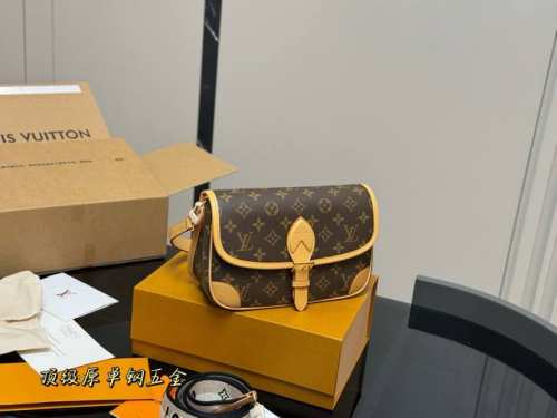 配折叠盒飞机盒 Lv法棍包穿搭也太好看了吧 双肩带的配置复古的气质 带着时尚感搭配起来 毫不违和并且肩带可以分开使用四舍五入等于两个包包Hhh并且这款融合了 尺