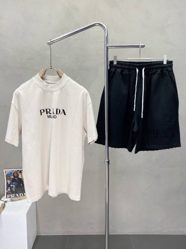 套。短袖 、短裤 prada普拉达独家专供新款专柜同款春夏套装，高级感满满！细节精致高档，做工无可挑剔！进口面料 立体精致细腻。原版高端双面平纹针织面料很显高级