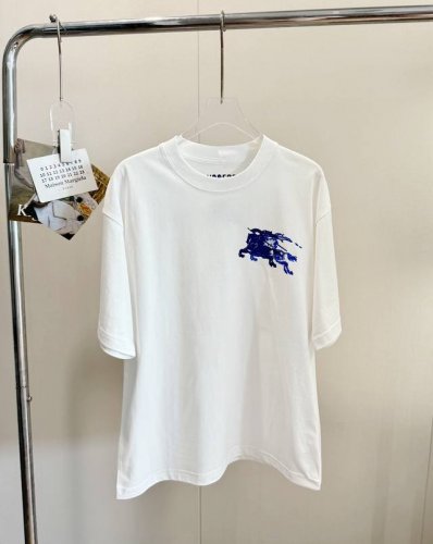 品名：Bbr 巴宝*莉双战马重影印花短袖T恤 尺码：S.M.L 颜色：白色 九敏！这件短袖把英伦贵气焊在身上！！被路人疯狂追着问链接的Bbr双战马短袖太绝了，经