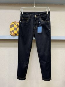 Valentino华伦天奴 原单牛仔裤 2025新品 原版牛仔裤 原版重工打造 品牌经典Logo设计 三标齐全 原版五金辅料 专柜定制牛仔面料 完全对版专柜 欢