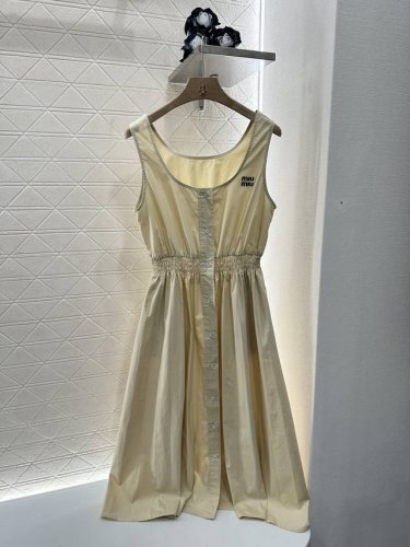 miumi*2025新品上架 背心连衣裙 定制Yb斜纹全棉材质 质感舒适 垂顺有型 纽扣开襟连衣裙 收型舒适 腰间褶皱打榄包容满分 轻松划分上短下长好比例 对身