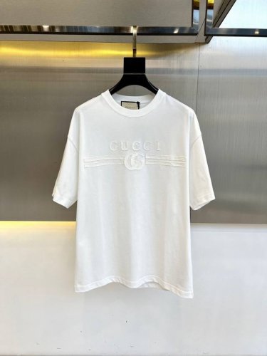 gucc古驰、2025春夏新品男士休闲圆领短袖T恤 ，220G纯棉面料，简单大气的款式，甄选优质100%纯棉，面料密度紧实久穿不易变形，微弹力柔软有质感，上身舒