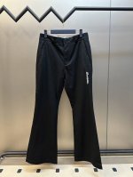 Lv 贴饰喇叭休闲裤 定制丝韵精棉面料 以喇叭剪裁巧妙延长视觉线条 裤身饰以手写体路易威登刺绣标识 与后袋处的Lv贴饰相得益彰增添品牌辨识度 采用进口机刺绣工艺