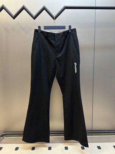 Lv 贴饰喇叭休闲裤 定制丝韵精棉面料 以喇叭剪裁巧妙延长视觉线条 裤身饰以手写体路易威登刺绣标识 与后袋处的Lv贴饰相得益彰增添品牌辨识度 采用进口机刺绣工艺