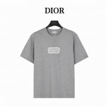 dior 迪奥 刺绣银标Logo短袖 夏季渠道限定新款 简约又不失风格的复古品牌标识，夏日炸街酷毙了 情侣气质款，两色推荐入手。采用定制面料。添加杜邦公司Sor