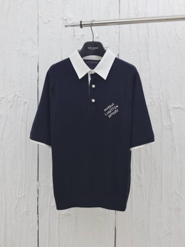 lv 路易25新款棉质混纺马球Polo衫 本款马球衫为珠地棉含蓄呈现全幅 Damier 提花织纹，以 Marque L.Vuitton DéPoséE 标识刺绣