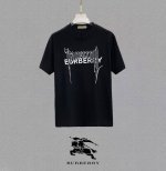 Burberry 巴宝莉、25Ss高版本胸贴印花Logo圆领短袖T恤。面料采用定制280G支双股精棉平纹高密无尘全棉布料，Os版型宽松慵懒百搭，轻奢大气，众多明